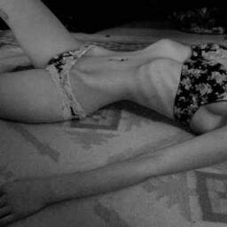 El dolor es temporal, la gloria es eterna. En mi mundo con mis desordenes alimenticios, ¿Feliz?. I hate myself .P.I: 67 Kg.// P.A: 52 Kg . Ana y Mía.