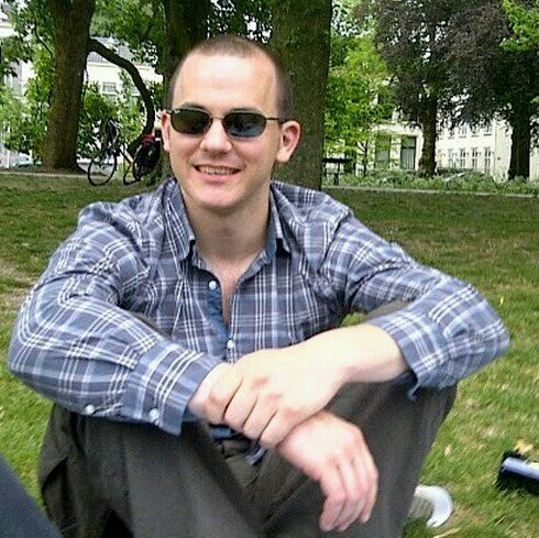Systems administrator at International Organisation. Hobbies: Kodi