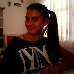 13 yaşında,öğrenci,alt yapı voleybolda smaçör,müziğe bayılır,zevkli ve eğlenceli :):):):))))):)
