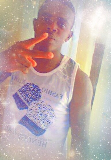 Frezh_b..am chillin wit my homiz nd hia we are