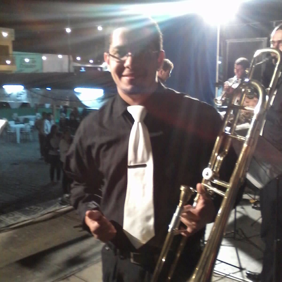 amo musica tocar trombone e andar de cavalo