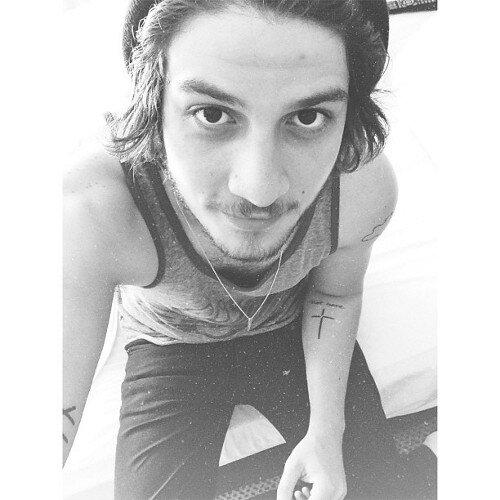 Uns tentam nos dividir,Outros tentam nos multiplicar,Outros vem pra nos ver cair e outros vem pra nos levantar † ♔