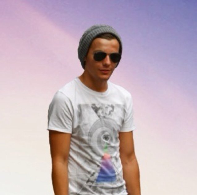 Hi! Don't follow this acc, follow @xzaynsflowersx