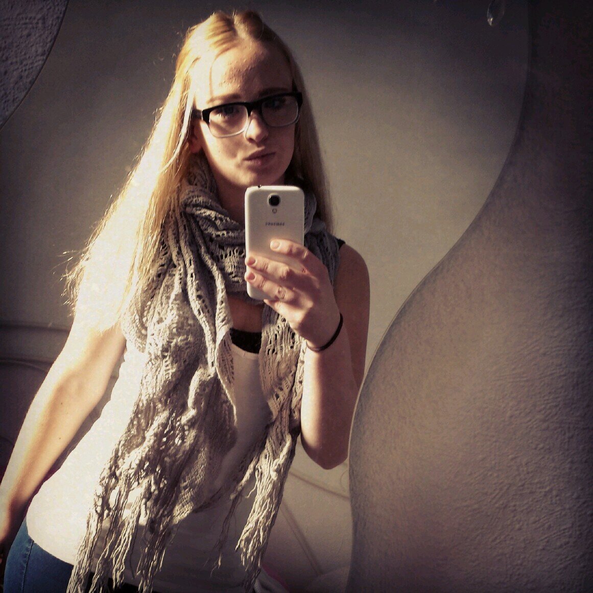 - 16 jaar 
- Almere 
- Roc almere buiten 
- Insta ; @XCindy97.