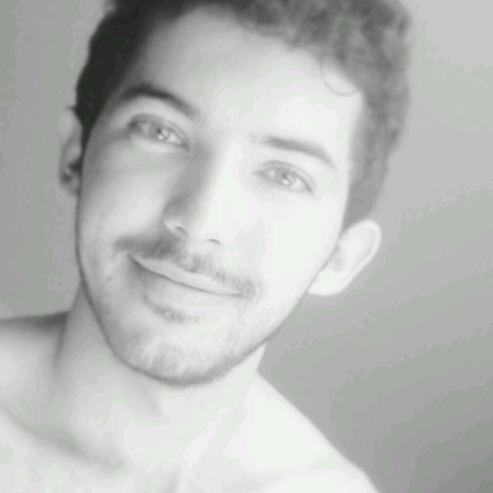 20 anos, Sobral-Ce, administrador(ainda na faculdade), branco, sonhador e ao mesmo tempo prático, amante de uma bela musica, louco por arte e plantas.