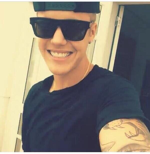 I GAVE YOU A FREE FOLLOW. NOW FOLLOW @ibieberscanada OR I'LL UNFOLLOW YOU. (She always follows back)