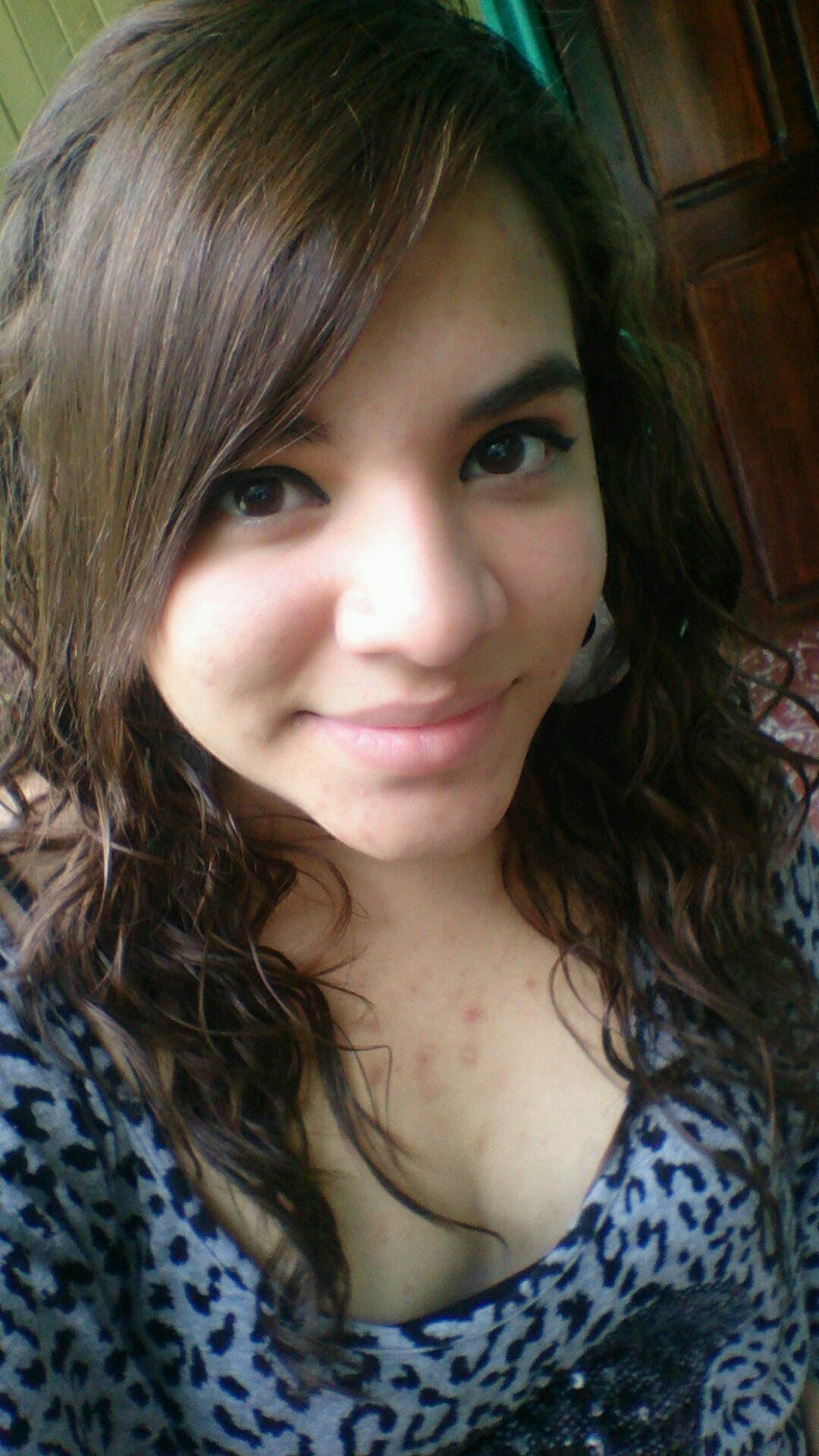 Soy una chica muy sociable me encanta conocer gente, salir...divertirme! Amo a los animales :3 .. soy bastante chineada!!! Y eso es un poco de mi :)