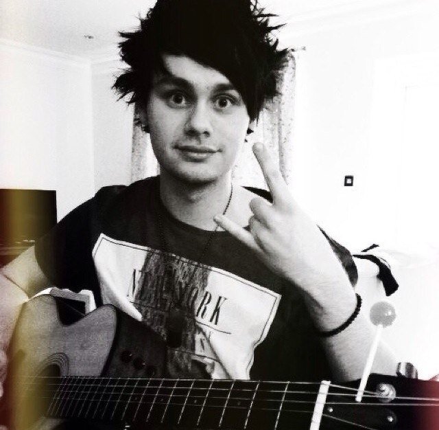 Molly and Ally here! Whalecum to our bio! 0/5 & 0/4 follow. 1D & 5SOS are life