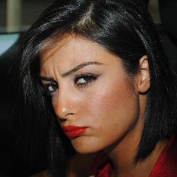 Alelalede bi’ kız çocuğu? Melek yüzlü(!) şeytan? Aslında tipik bi ‘Oğlak’ kızı. Ha! Bi’ de ÖSYM’den nefret ediyor ....