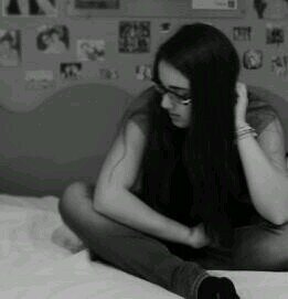 17.Mi vida se basa en error tras error,caida tras caída. No pararé hasta verme bien en el espejo. Ana me persigue. Depresiva. Bipolar. Lovatic! @Nuriaa_18
