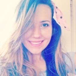 - 18 aninhos, universitária, evangélica, efusiva e bipolar.  ;)