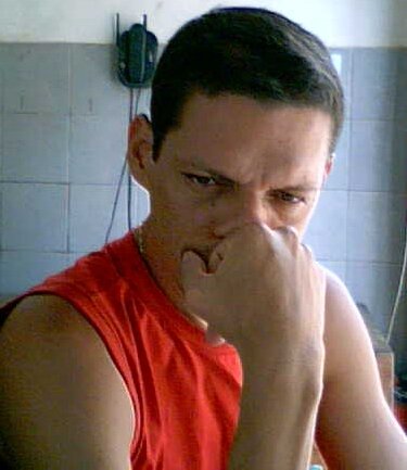 Gosto de música, esportes  e de um bom filme.