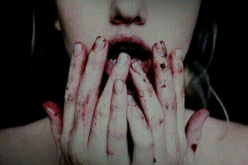 -Las pesadillas están de vuelta
Los demonios han regresado
Las cuchillas están afiladas
La mente es oscura.-E.D.