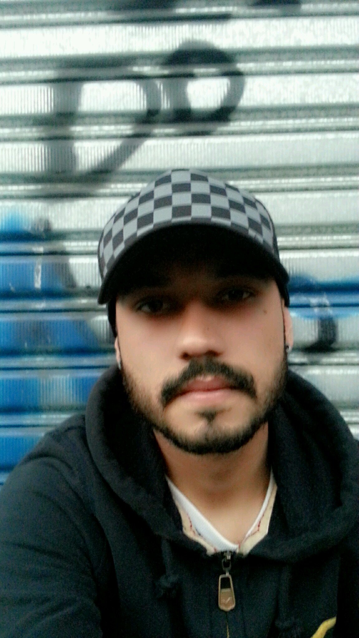 Aquariano, chato, mala, as vezes até que legal rsrsrsrs... Brink's... Nerd sim porém nem tanto... Gosto de tocar minha guita, ouvir minhas músicas e jogar RPG.