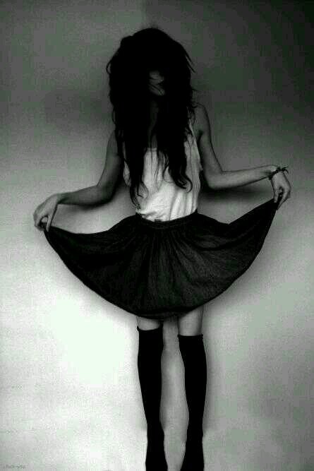 Querido diario, quiero morir. Chica fría, de ojos cansados, de corazón roto y brazos lastimados. Felice Fawn. Eccedentesiasta.