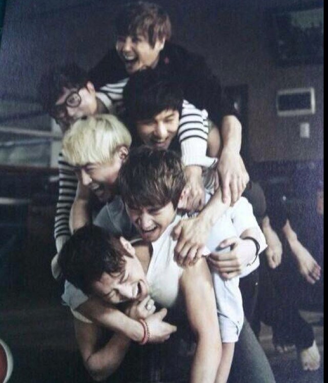 Hi my name is Arwa. I'm fan k-pop , k-drama. I'm { shinhwa Changjo ,EXOtic , ELF} . thank you all♥ (kik: arwa_M900)
