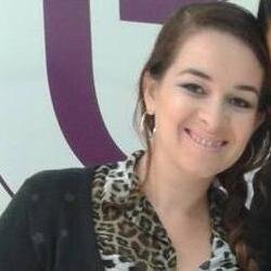 Formada em Filosofia, professora. canceriana amante de moda, maquiagem e Viajar. E os animais são minha vida.