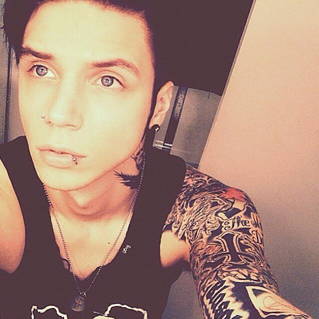 Lead Singer/Song writer for Black Veil Brides. {Taken by @AlwaysxAvril} {11|19|13} {RP}
