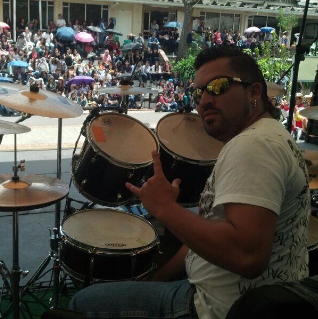 Profesional en Administracion de Empresas de la Universidad Piloto; soy musico baterista y percusionista.