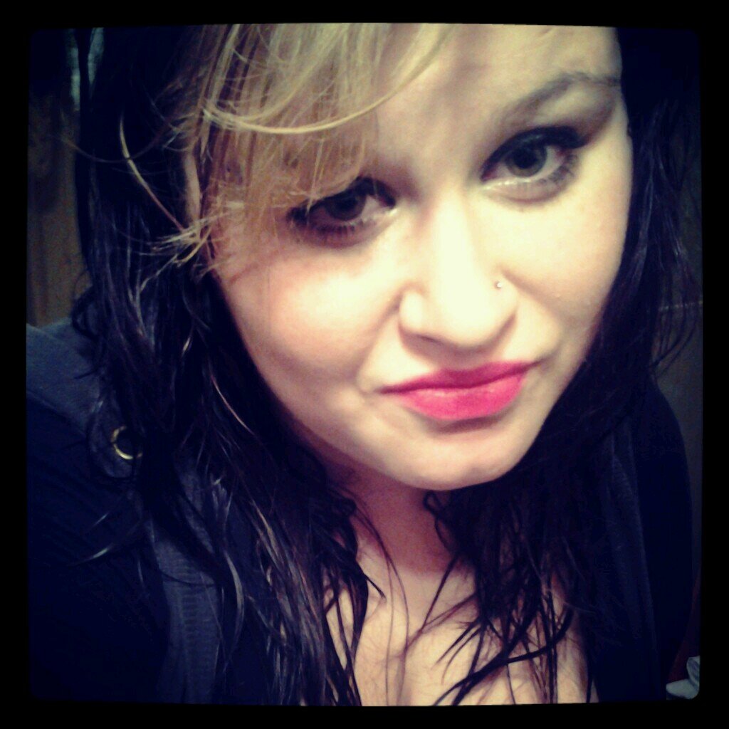 im a singer , scary movie lover and a bit of a mess. but i love to have fun.