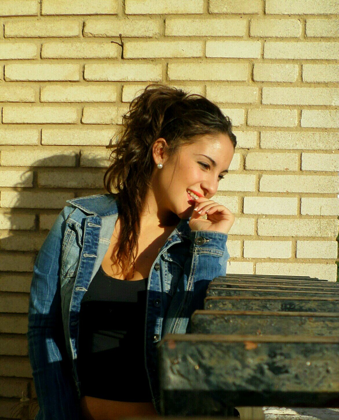 justa pero comprensiva, impredicible pero clasica, soñadora pero realista, amiga de mis amigos e indiferente de mis enemigos. Soy lo que soy, nada mas.