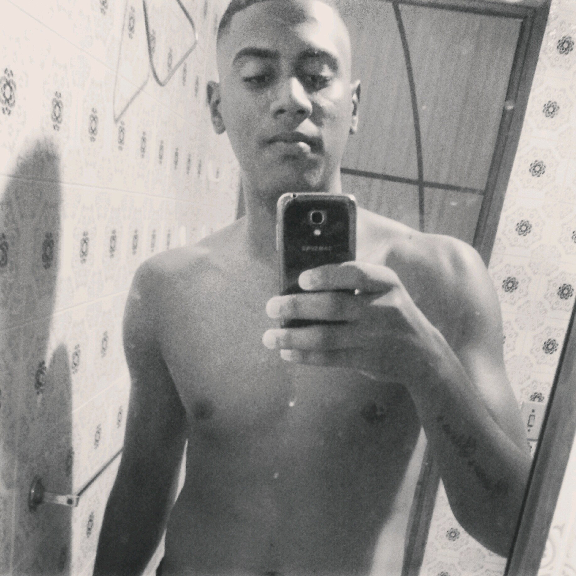 Viver por quem? vivo por mim. mas vivo por mim como?se n tenho ela. mas se ela vier vivo muito mas por ela.