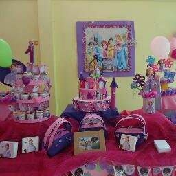 Diseñamos y decoramos centros de mesas, y demás
No debes de preocuparte por los dulces, trufas, tortas, bocaditos tambien los hacemos
Tú eliges !