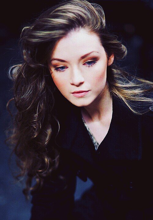 Torn between what I feel is right and what I've been raised to believe. Who said being a teenager was easy? | #TFK Owner ~ #HP | Mini Bio in URL |