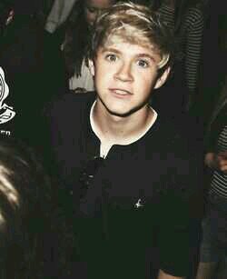 Te estoy regalando un follow solo sigueme en @ismine_niall doy follow back si lo pides :)