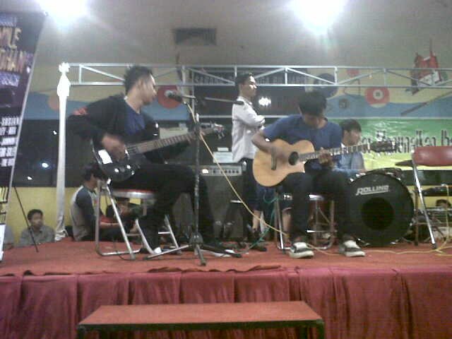 @langkahbaru3
Melodic|poppunk|party
KITA ADALAH KALIAN
TEBAR SENYUMAN DAN RANGKULAH TEMAN