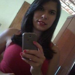 Sou complexa e cheia de atitude,sou forte e não fico só no sonho,busco a realização.