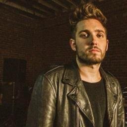 VOCALISTA DE YOU ME AT SIX :D
