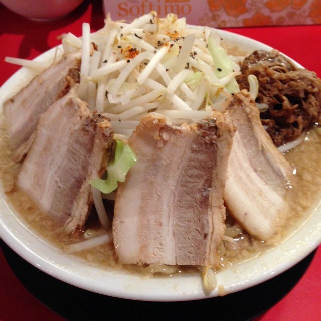 酒を飲むこと、食べ歩き！