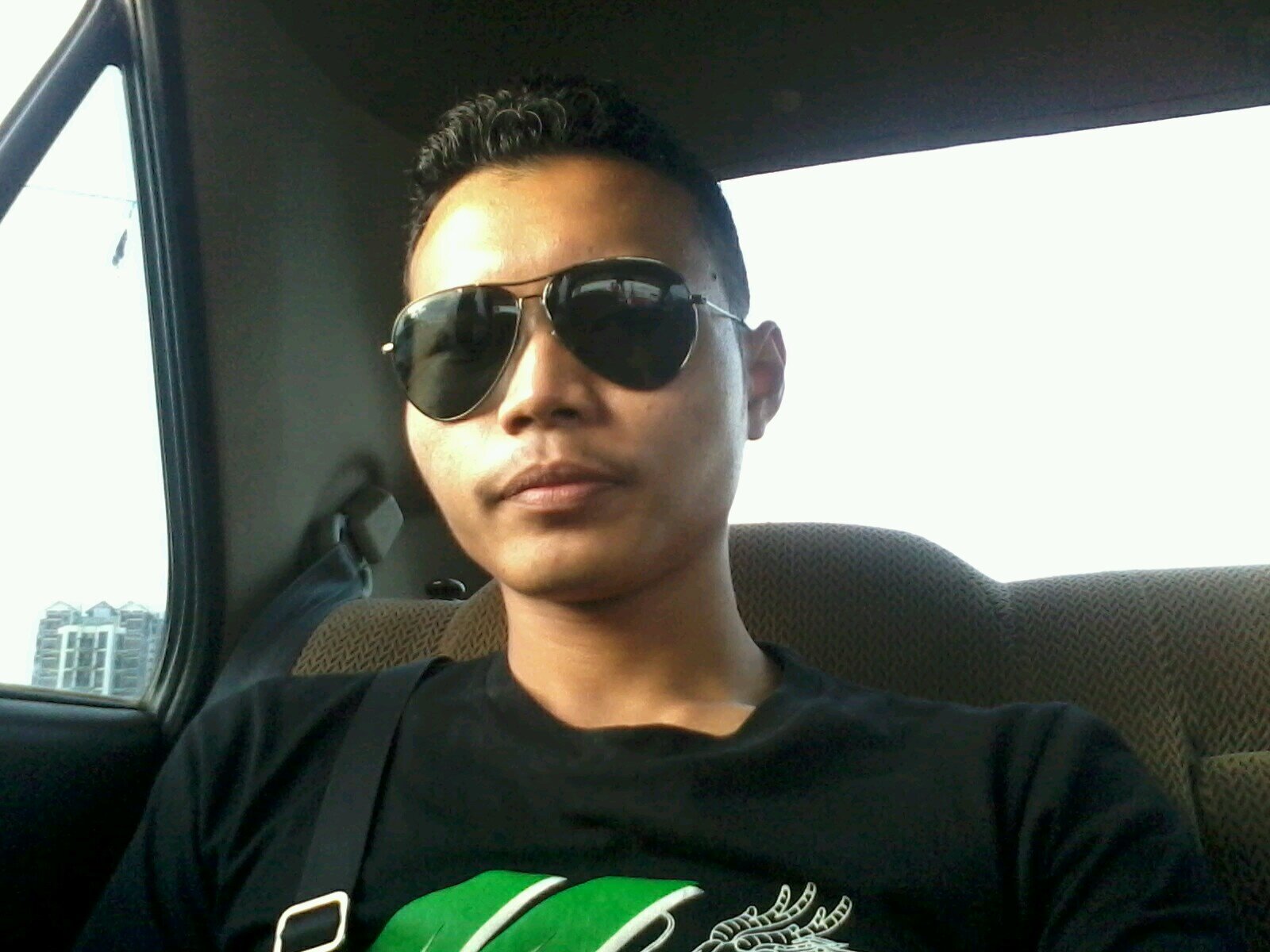 pendiam tapi peramah bila dah kenal. seorang yang ceria. minat pada sukan bola sepak. dan mahir mengatur strategi. :-)... add my wechat id hairi_sempoi4301