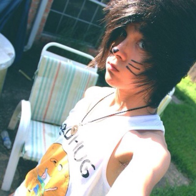 Scene/emo ~ skater ~ gay ~ single ~ im a slave looking for a master