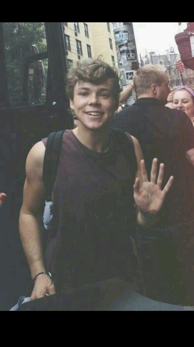 i gave you a free follow just because you deserve it! now please go and follow @brokenirwin for me! :)