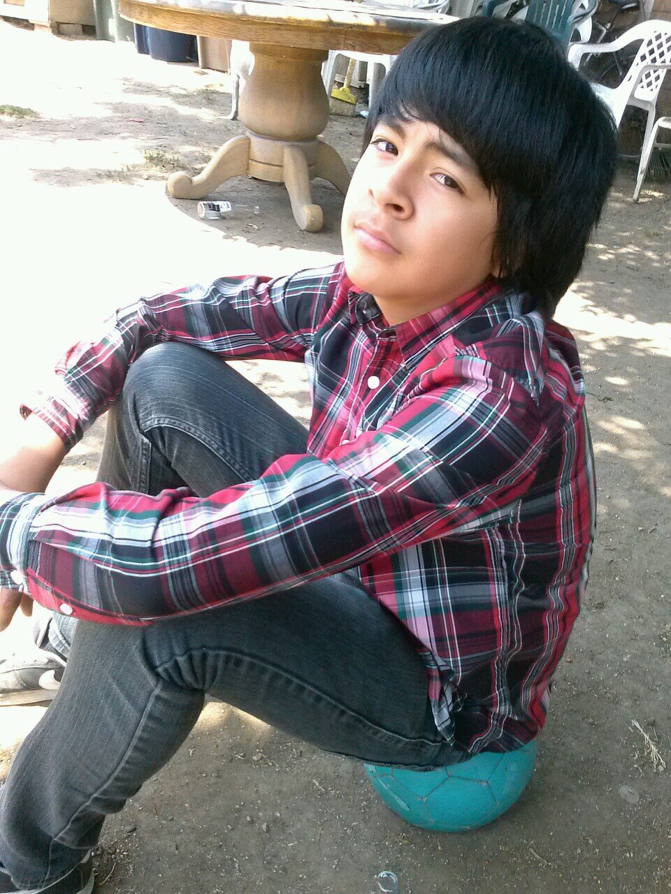 im Edwin, im a fan of soccer! consider myself the jr messi :D! follow? fan of Pierce the Veil!!