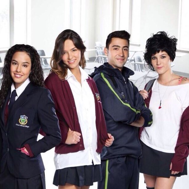 Bryan, Mariana, Leticia, y Andrea tendrán que afrontar sus nuevos roles como padres adolescentes. Una producción de TELESET para RCN