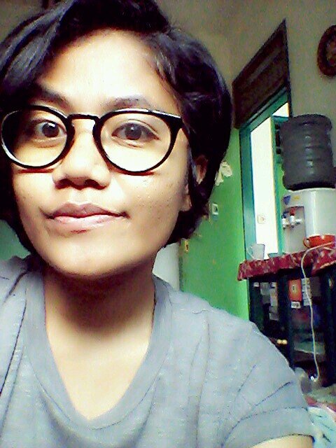 study in  IMTelkom,love Jesus,Mommy,Daddy,My Sisters (Monyong,Kiting,Sellong,and Sobmita)

like music,writting,and dying to visit Barcelona