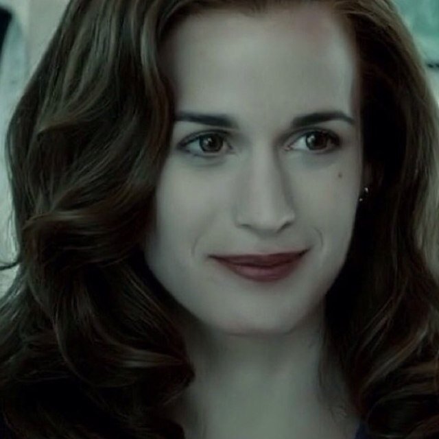 I'm Esme Cullen. I'm happily married to @thehandsomedoc, has six wonderful children, and one beautiful granddaughter. (A member of #CullenCoven) (#ProjectLG)