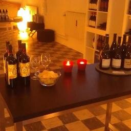 Wine and  good food. 
Facebook: Hansens køkken - livet er for kort til dårlig mad og billig vin.
Instagram : geertjhansen