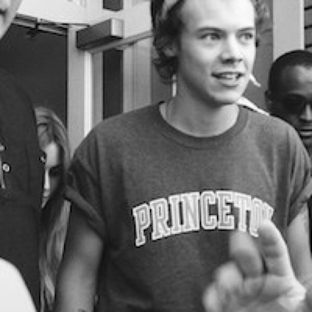 I ship with 1d and 5sos just follow me and tweet a pic of ur self and also include if you want 5sos or 1d :)