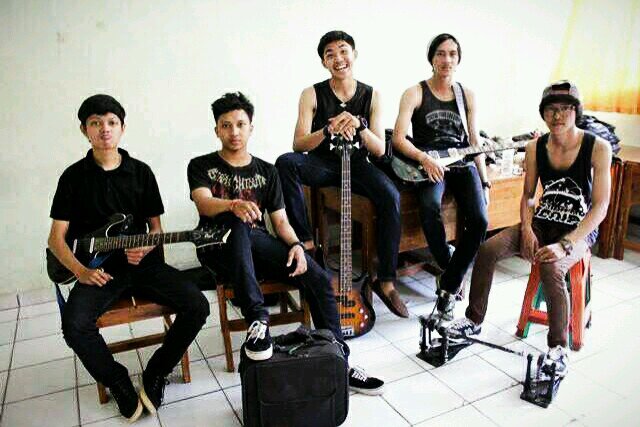 Indonesian Metalcore Band. @akhmadsyaepul @gegekum @fakhriidris @dickonk. Contact: 29DDDF98 / theftartefact@gmail.com