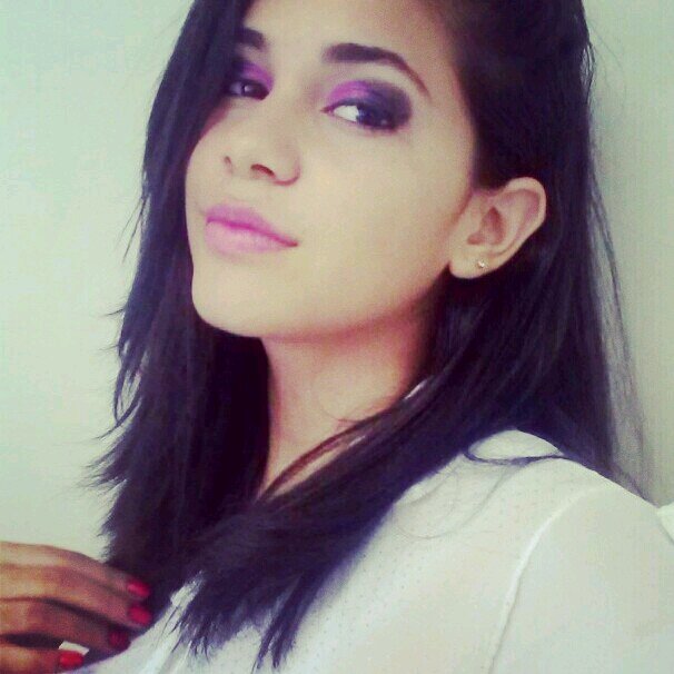 Estranha, louca, sentimental, bipolar, baixa, carinhosa, romantica, duvidosa, TPMica, chata) ! ms meu objetivo é somente ser flz ..