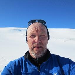 Salg av regionale IT driftstjenester i EVRY. Skiglede og fotball i svart/hvitt.