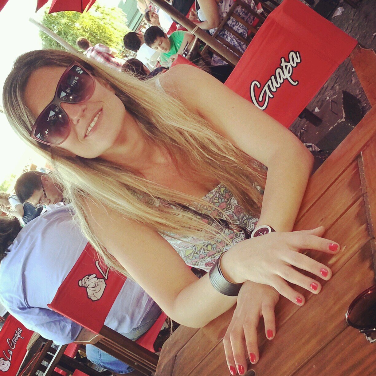 Diseñadora de indumentaria,madre y dueña de una cafeteria-bar en la plaza mas hermosa de adrogue