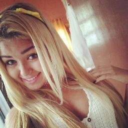 sou uma pessoa de dentro pra fora , sou um garotinha tentando se feliz! ^^