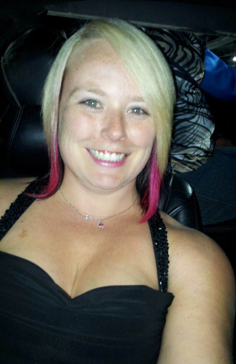 Social Butterfly. Love travelling, the Ottawa Senators, animals, new adventures and the colour pink!