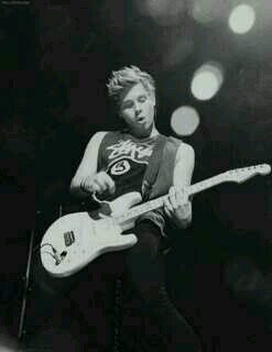 Its leger time!!! Oh yeahh @Luke5sos Please follow me □□□