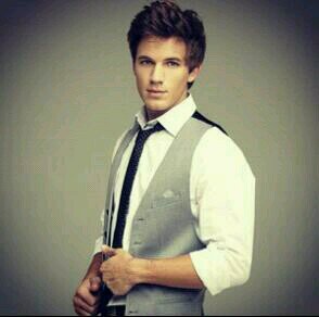 Actor, conocido por interpretar a Edward Sullen en Hincame el Diente. Liam en 90210. Cambiate las bragas que ya las has mojao'